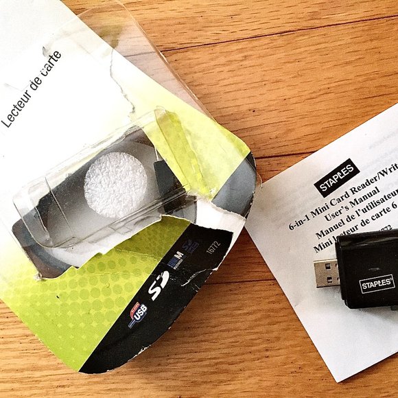 Staples Relay 6-in-1 Memory Card Reader - Picture 1 of 15
